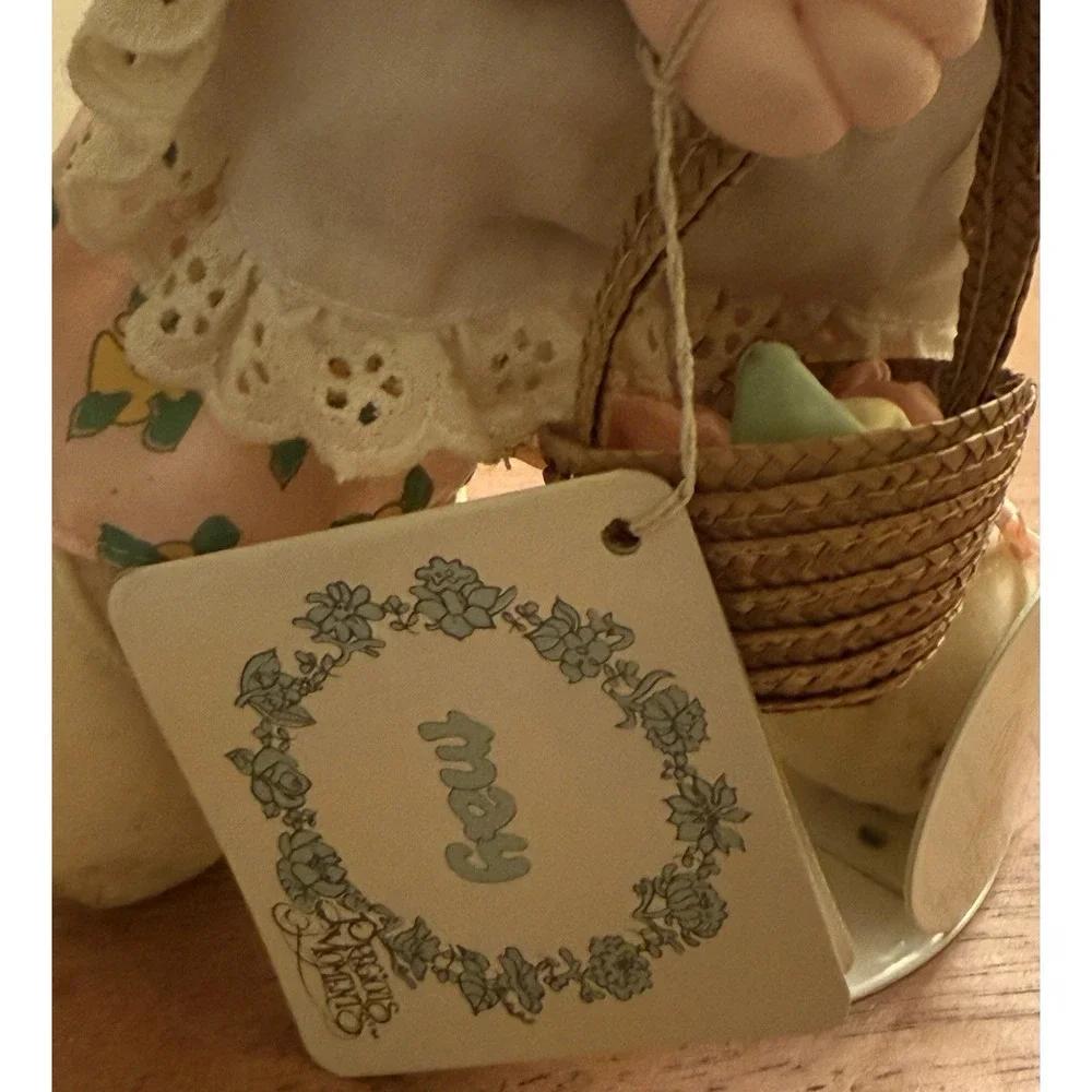 Vintage precious‎ moments plush DOLL MANDY 16017 W/ Basket May 1987 With Stand